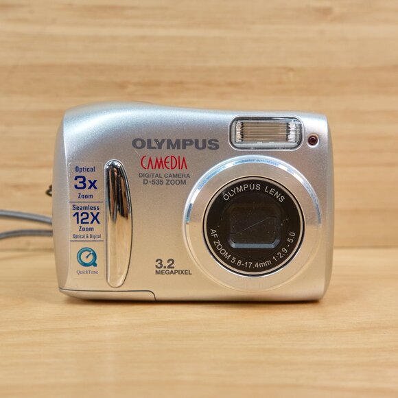 Olympus CAMEDIA D-535 Zoom 3.2MP Digital Camera (Silver) - Picture 1 of 6